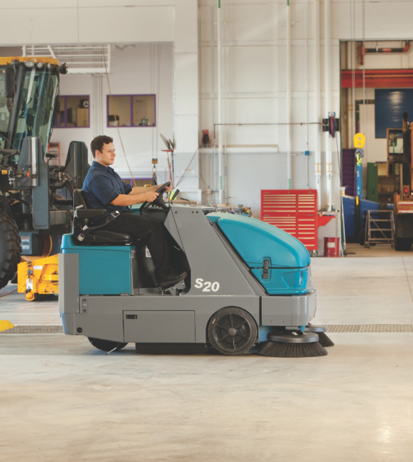 Imagen de una persona usando una lavadora de Tennant