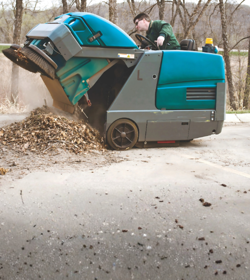 Persona utilizando una de las máquinas de limpieza de la marca Tennant